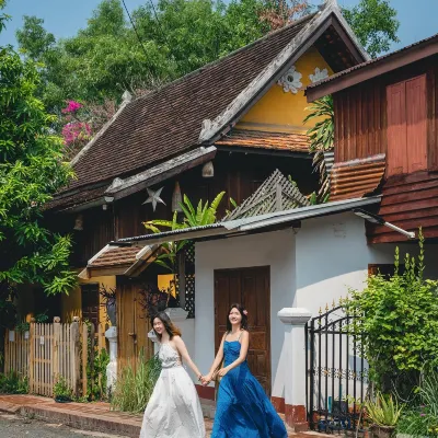 Xieng Thong Retreat Hotel (Luang Prabang Old Town - Central Sisavangvong Road Branch) Hotels near Ban Phanom
