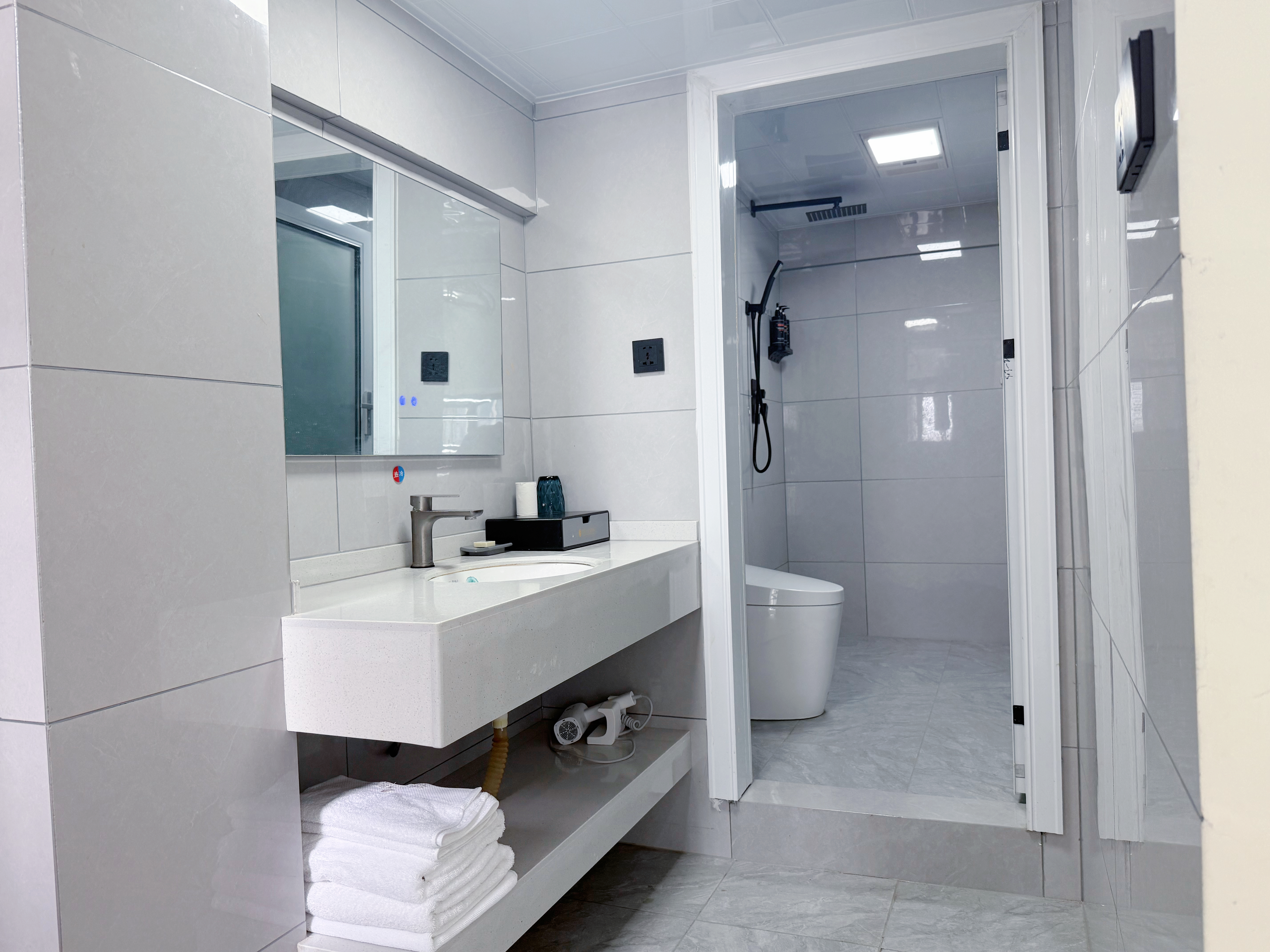 LOFT三床套房∣两衞∣客厅∣双床两张标间∣大床独立单间