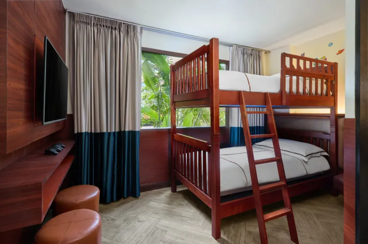 ห้องสำหรับครอบครัวพร้อมเตียงคิงไซส์ และเตียงสองชั้นหนึ่งเตียง