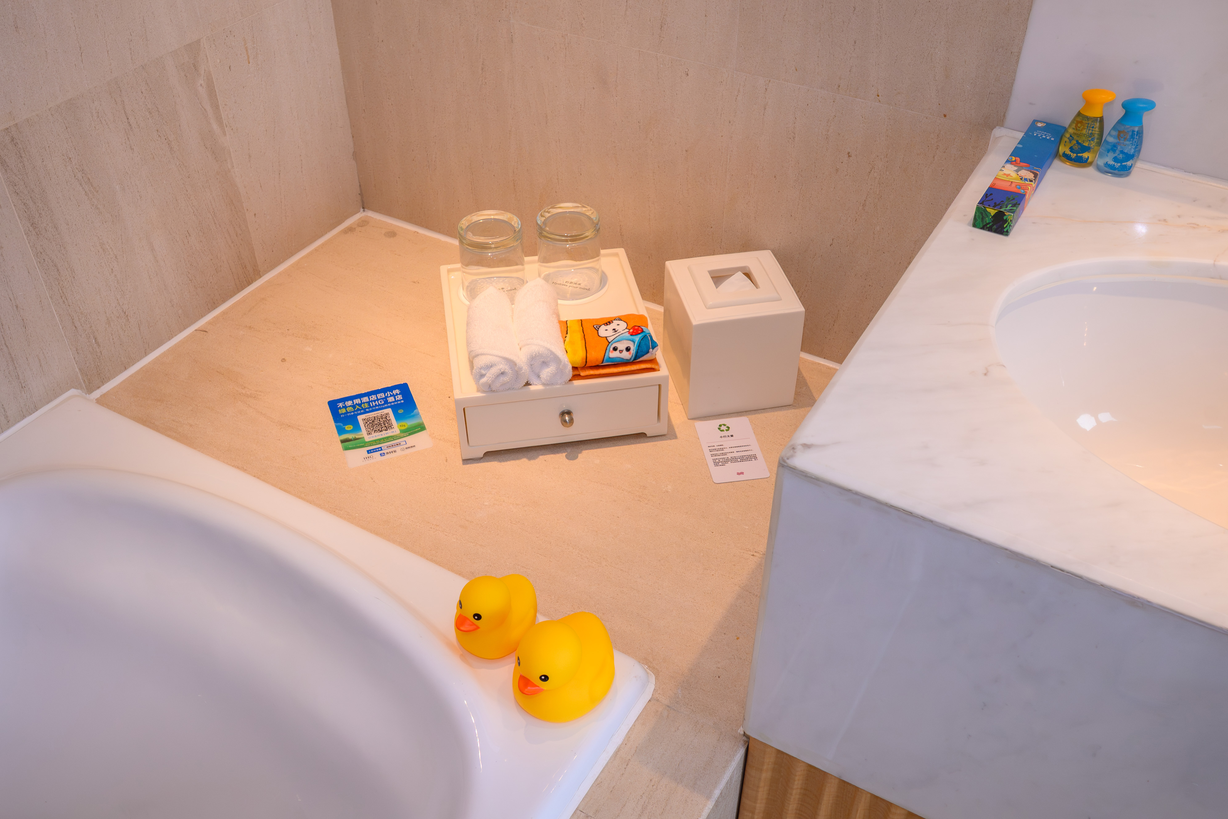 豪華外連通房-大床房連大床房