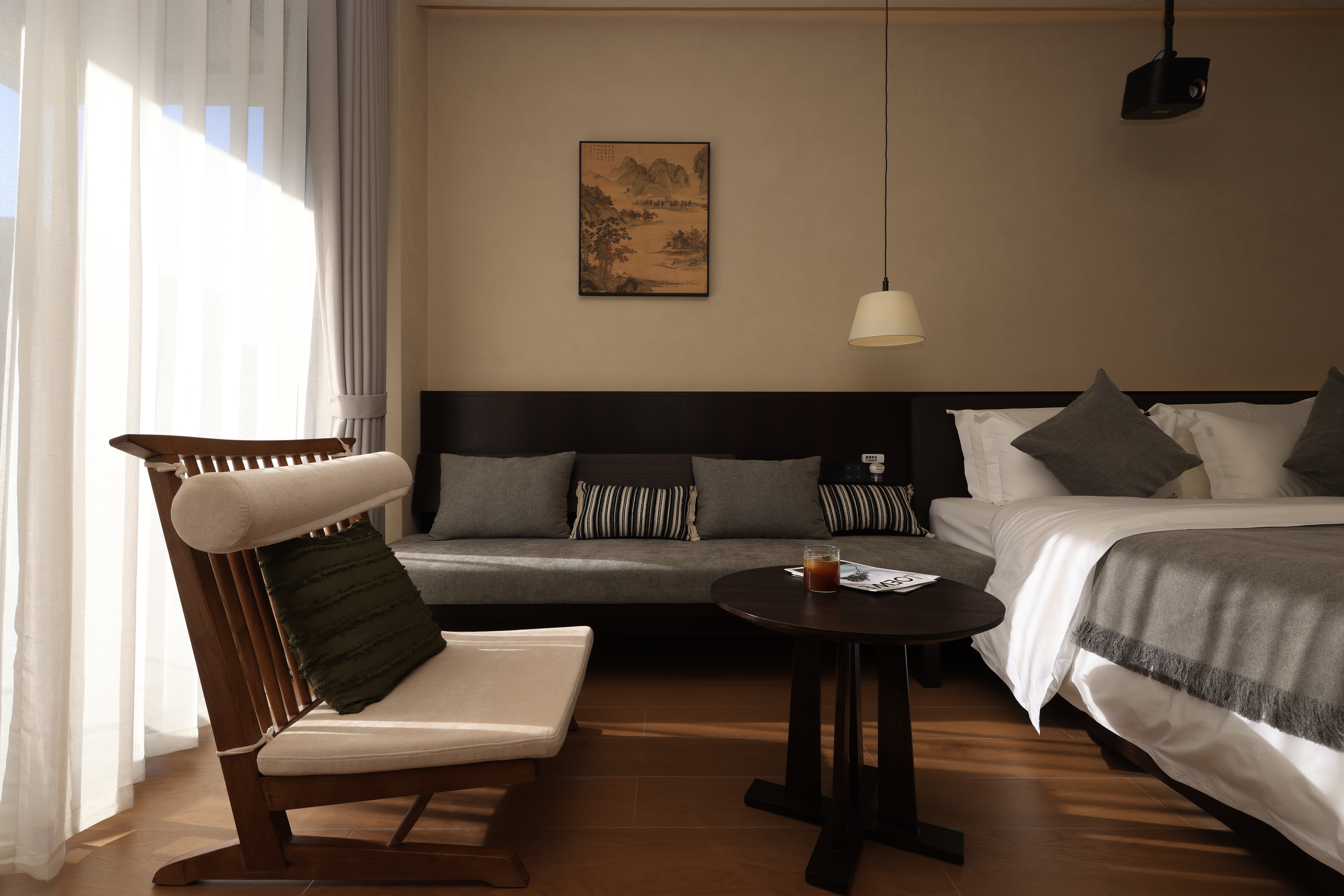 疏影︱诧寂阳台大床房·全屋智能-私享浴缸-巨幕投影