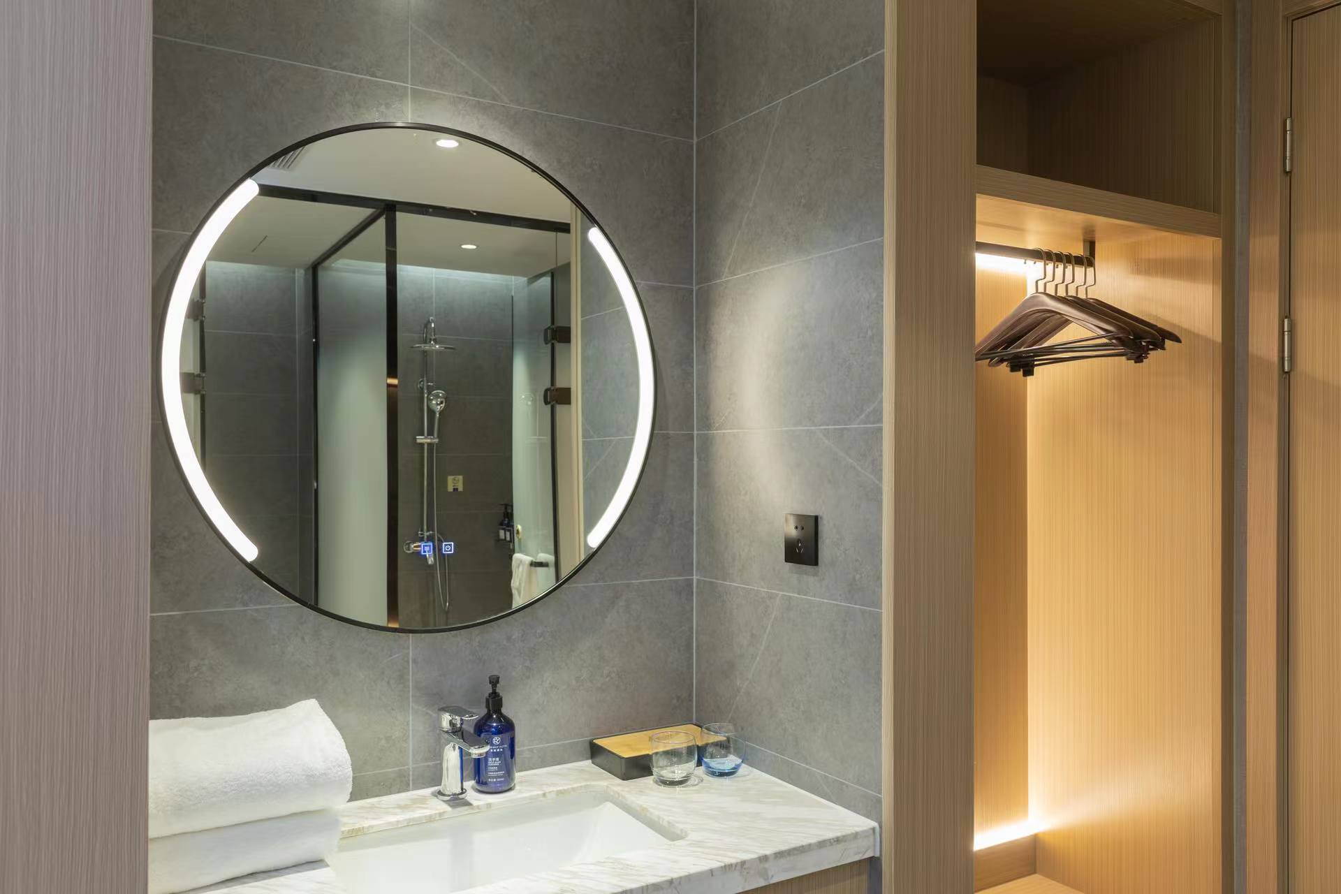 豪华大床房（可投屏55寸电视+喜临门床垫+自助洗衣）