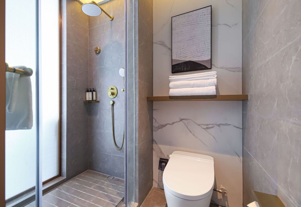 舒适大床房（智能客控＋全景落地窗）