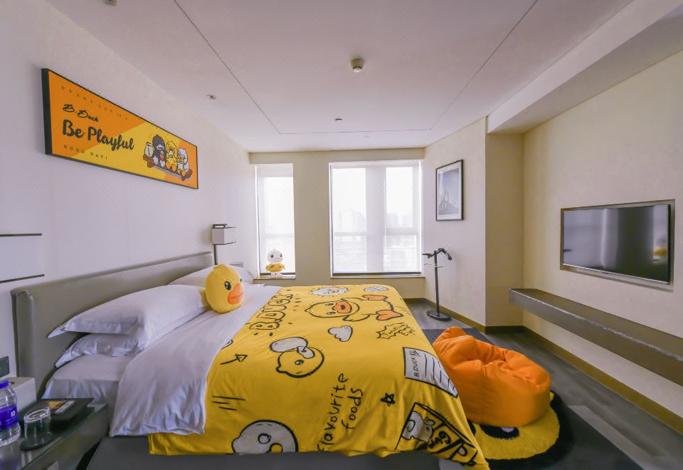 两卧家庭套房IBDUCK小黄鸭主题房|巨幕观影