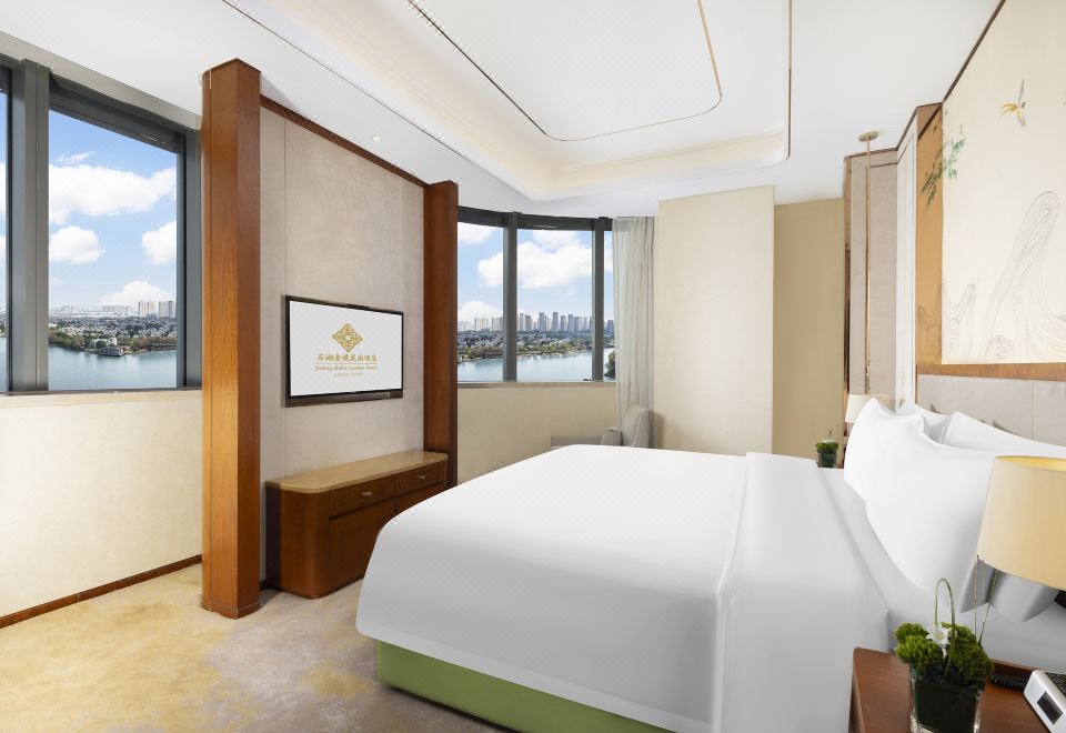 高級套房（輕奢客廳，智能馬桶）