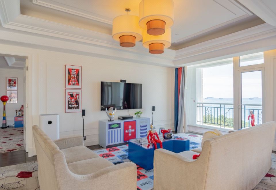 SeaView Garden Hotel QingdaoClassic Ultraman Theme Sea-view Grand Suite (War Chariot Bed + Slide Bunk Bed + Command Desk)