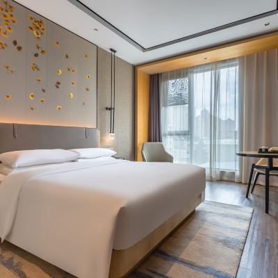 行政大床房（手機投屏+小冰箱+藍牙音響） 雲和夜泊飯店（上海虹橋樞紐國展中心店）優惠