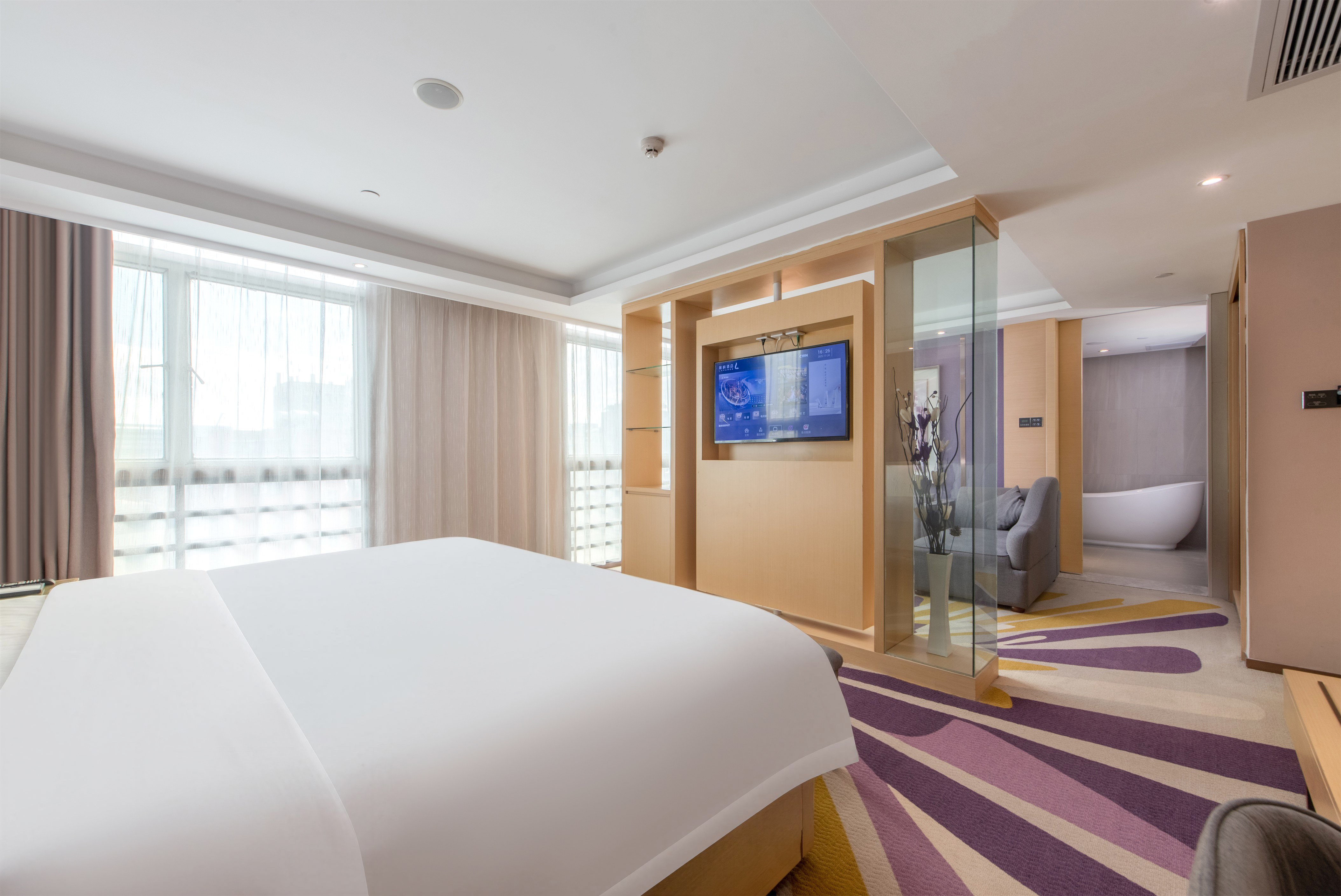Lavande Hotel (Huawei Gangtou Metro Station)豪华套房 [行政会客厅＋旋转电视＋沙发小憩]婚房布置