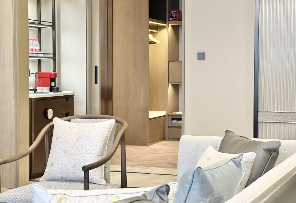 至尊景观套房（超大会客厅+胶囊Coffee机+戴森吹风机+主客双衞浴）