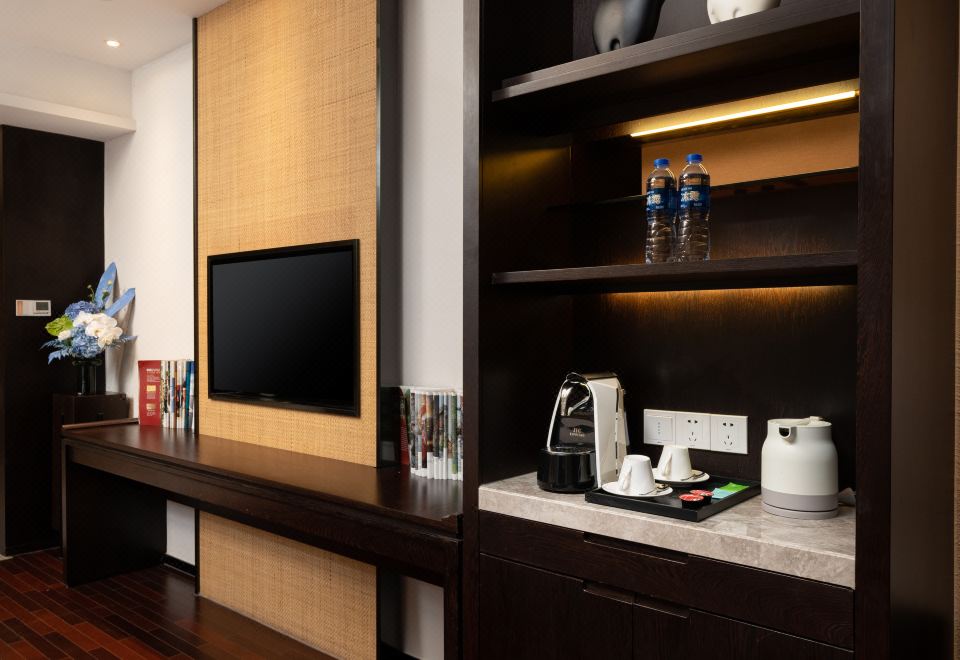 Four Seasons Luxury Room - Garden-View (Double Bed) (Bathtub, Fridge)