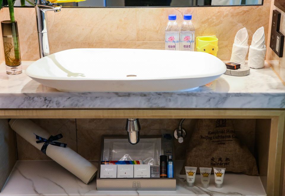 Kempinski Hotel Beijing Lufthansa CenterDeluxe Family Friendly Room (Double Bed)