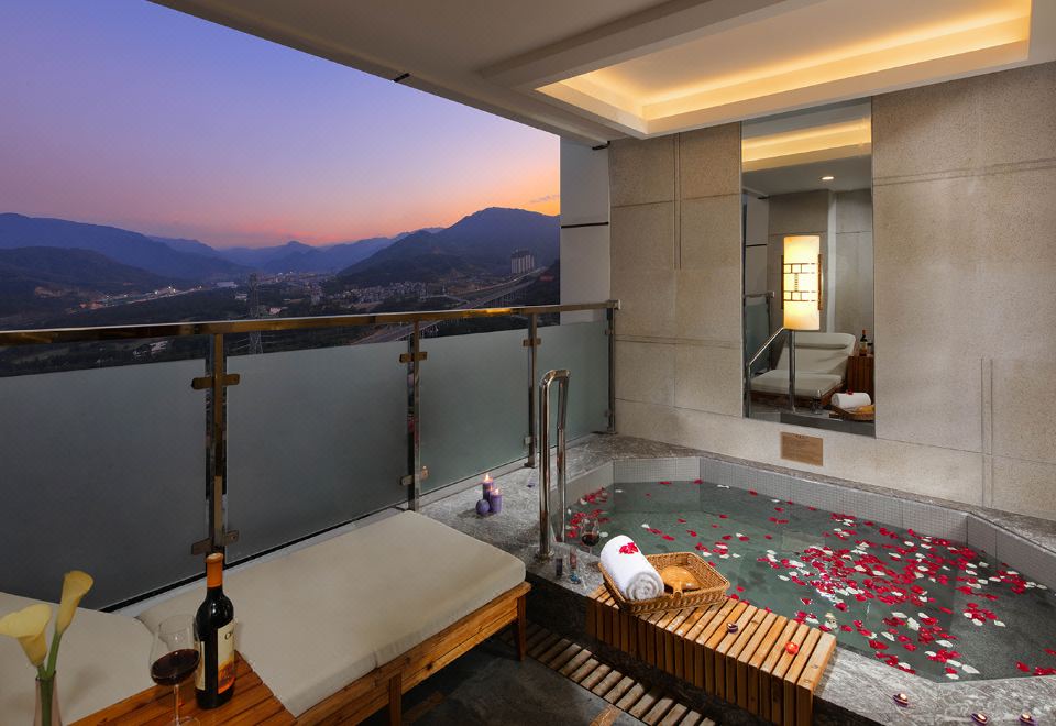 Kingworld Hotel Gui'anDeluxe Room (2 Beds) (Balcony, Soaking Tub) (Building 1)