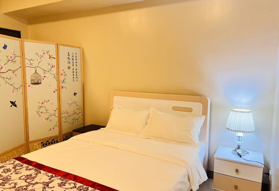 对面是环球君悦酒店（GrandHyattHotel）