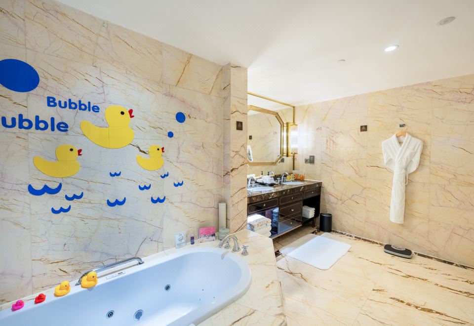 InterContinental Chengdu Global CenterFamily Room - Courtyard-View