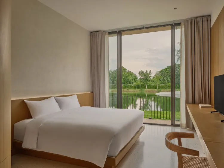 ห้องเตียงใหญ่วิวริมน้ำ