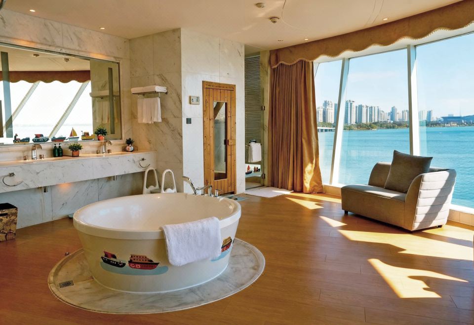 船長湖景家庭套房