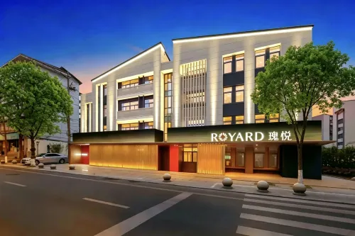 Royard Hotel(Du Fu Thatched Cottage Huanhuaxi Park)
