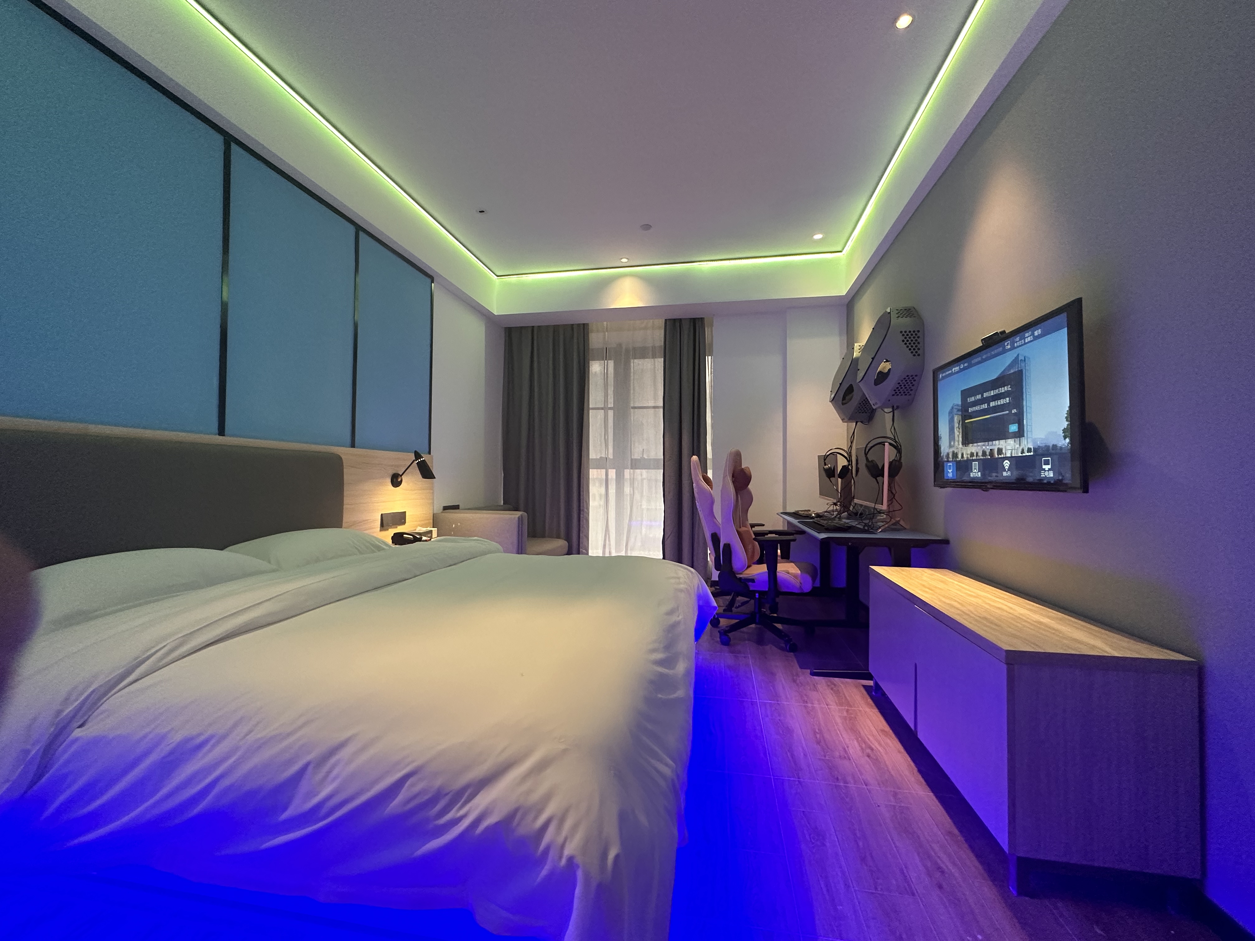 PK e-sports hotel (Xiamen International Convention and Exhibition Center)奢华电竞大床房[RTX3080Ti+32G+i5-12490+27寸2K+M2-240G网吧特权]