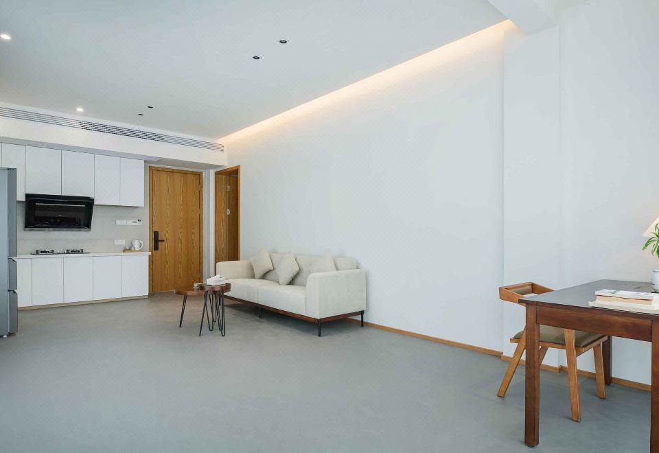 Featured Family Friendly Smart Suite - 1-Bedroom, Creek-View (2 Beds) (1 Living Room, Balcony, Kitchen, Fridge)