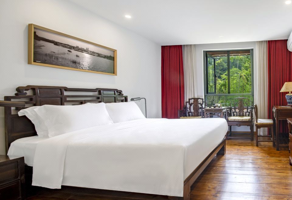 Queen Room With Courtyard View