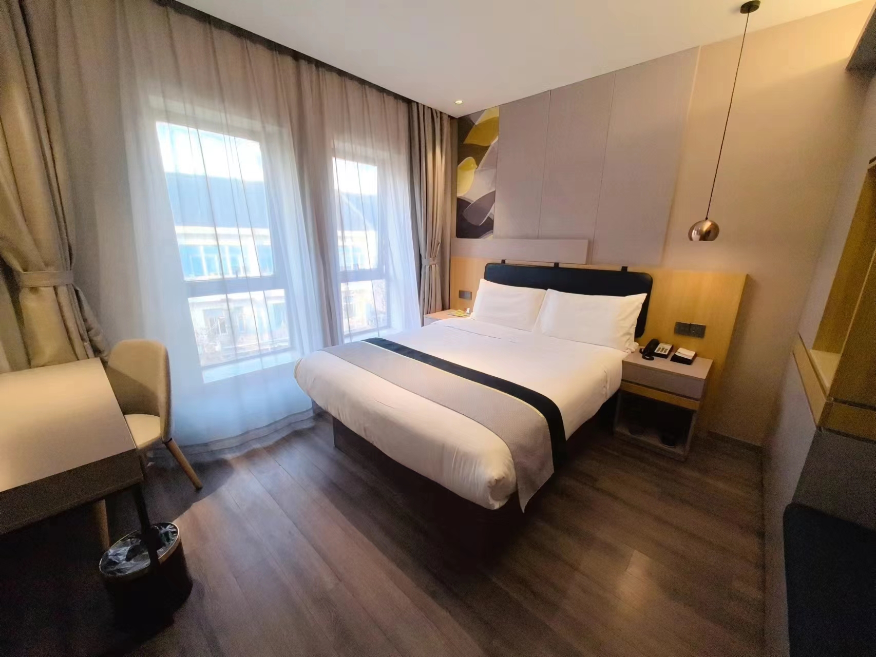 高級大床房-舒適床品-手機投屏