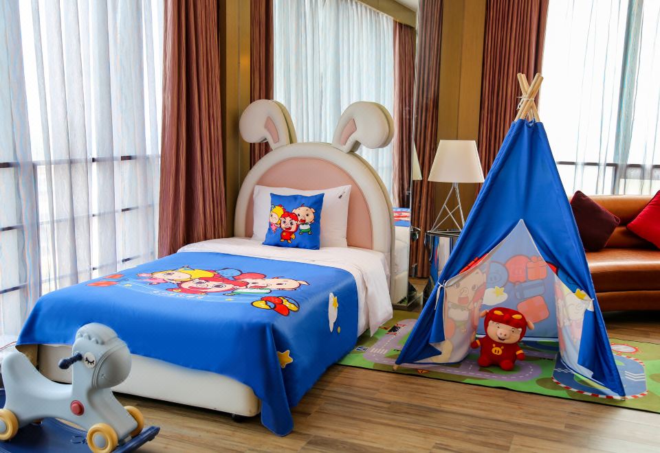嘟嘟豬親子主題全景大床房