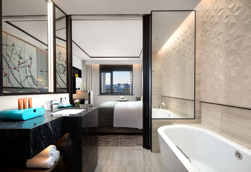 至尊套房（一室一厅+超大空间+内设长桌）