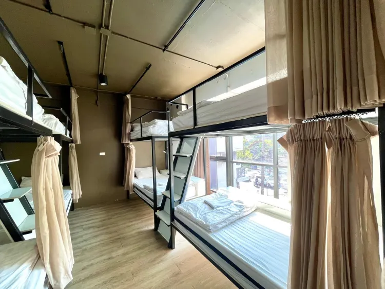 เตียงในห้องพักรวมชายหญิง