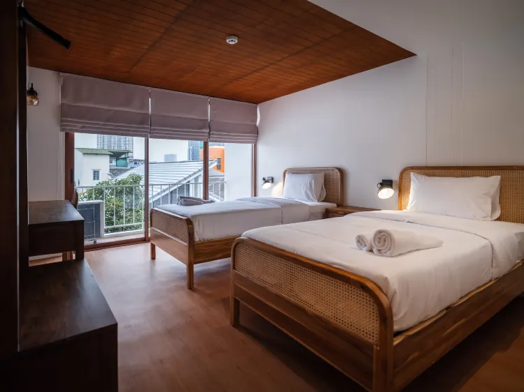 Triplex Family Apartment 4-bed Room With Living Room