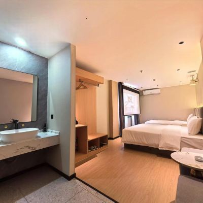 舒享投影家庭房（智能客控&4K投屏&公區提供洗衣機） 樂天假日飯店（珠海拱北口岸步行街店）優惠