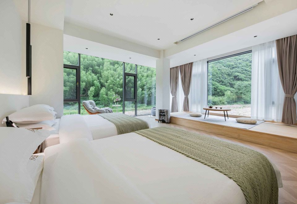 Ximeng Unique Family Twin Room With 270 ° Wannan Stream-View Window, 100-Inch Projection, Tatami Tea Table&Smart Toilet