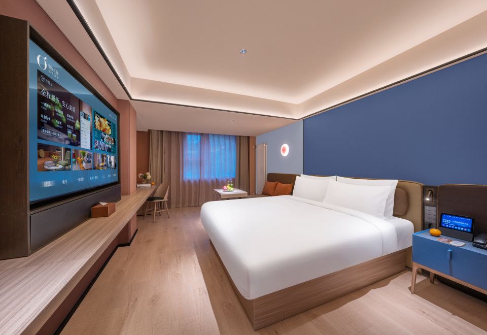 高级商务大床房（智能客控+65寸智能投屏+mini冰箱）