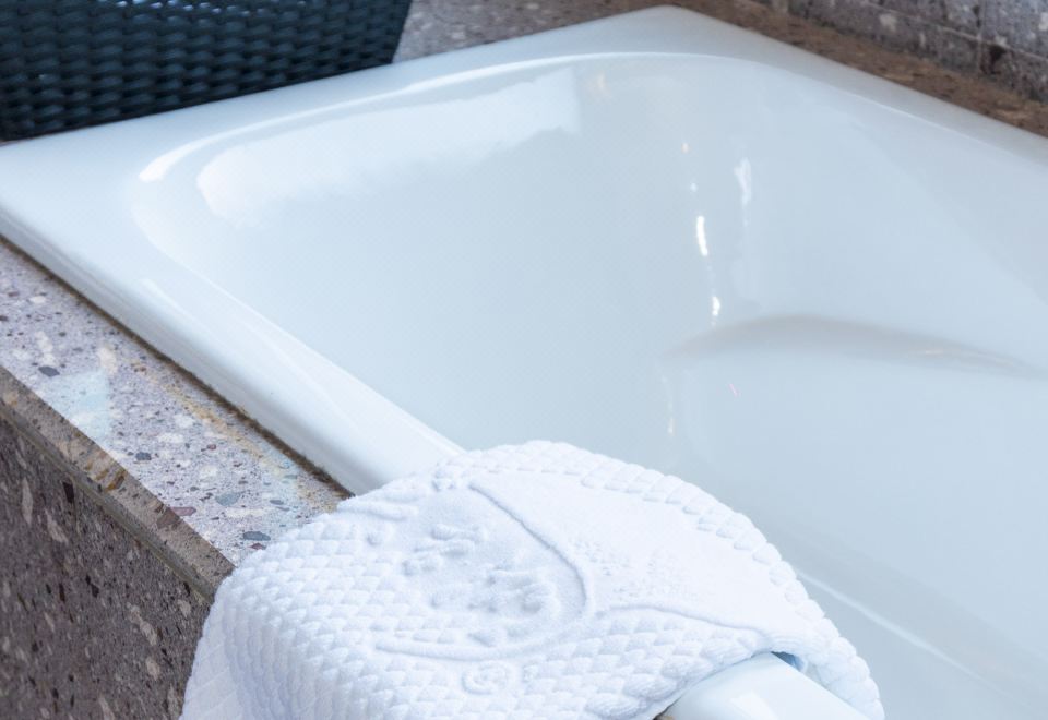 别墅湖景大床房