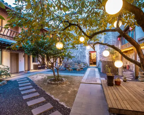Hongcun Daiqingfang Nanhub Huizhou Ancient Style Experience Homestay Hotels in Yi County