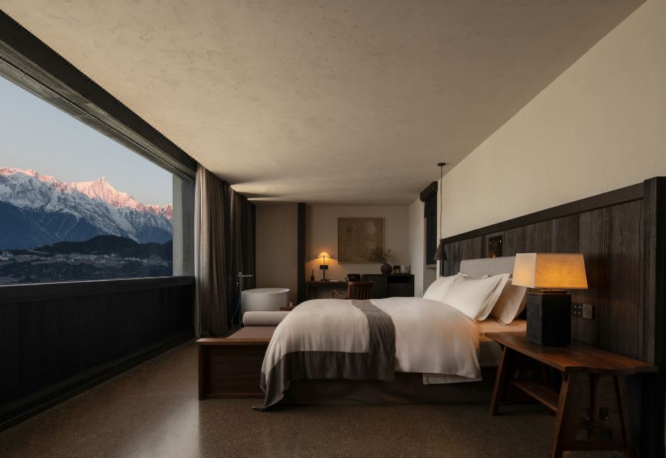 Qusong 180° Snow Mountain View Double Bed Room