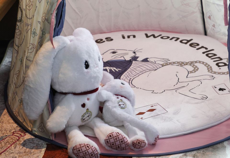 愛麗絲漫游奇境主題親子雙床房