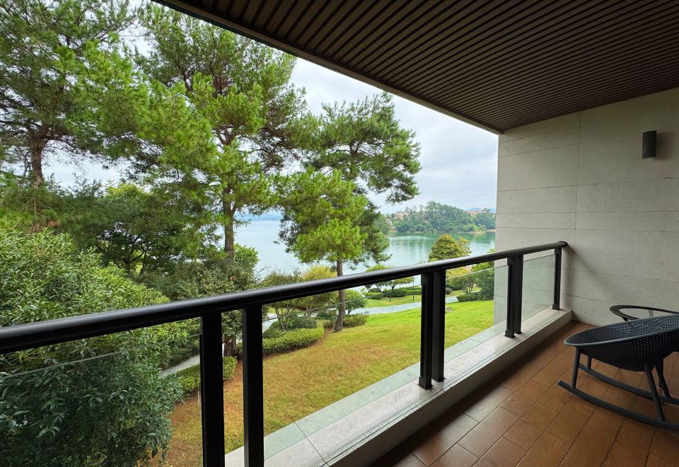 Narada Qiandao Lake ResortDeluxe Lake-view Queen Room