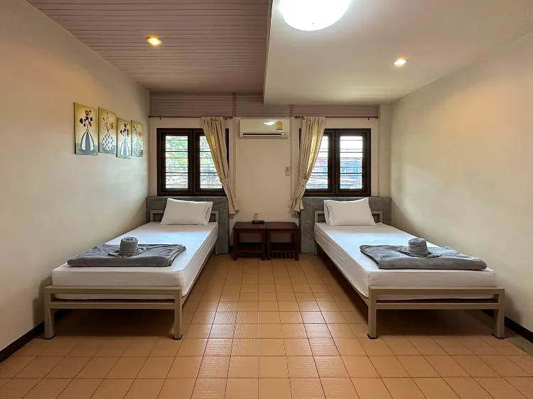 ห้องพักส่วนตัวพร้อมห้องน้ำที่ใช้ร่วมกัน