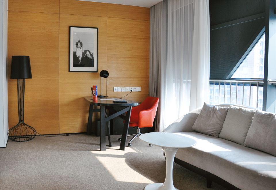 豪华套大床房『深睡床品+休闲办公桌椅+超大会客厅』