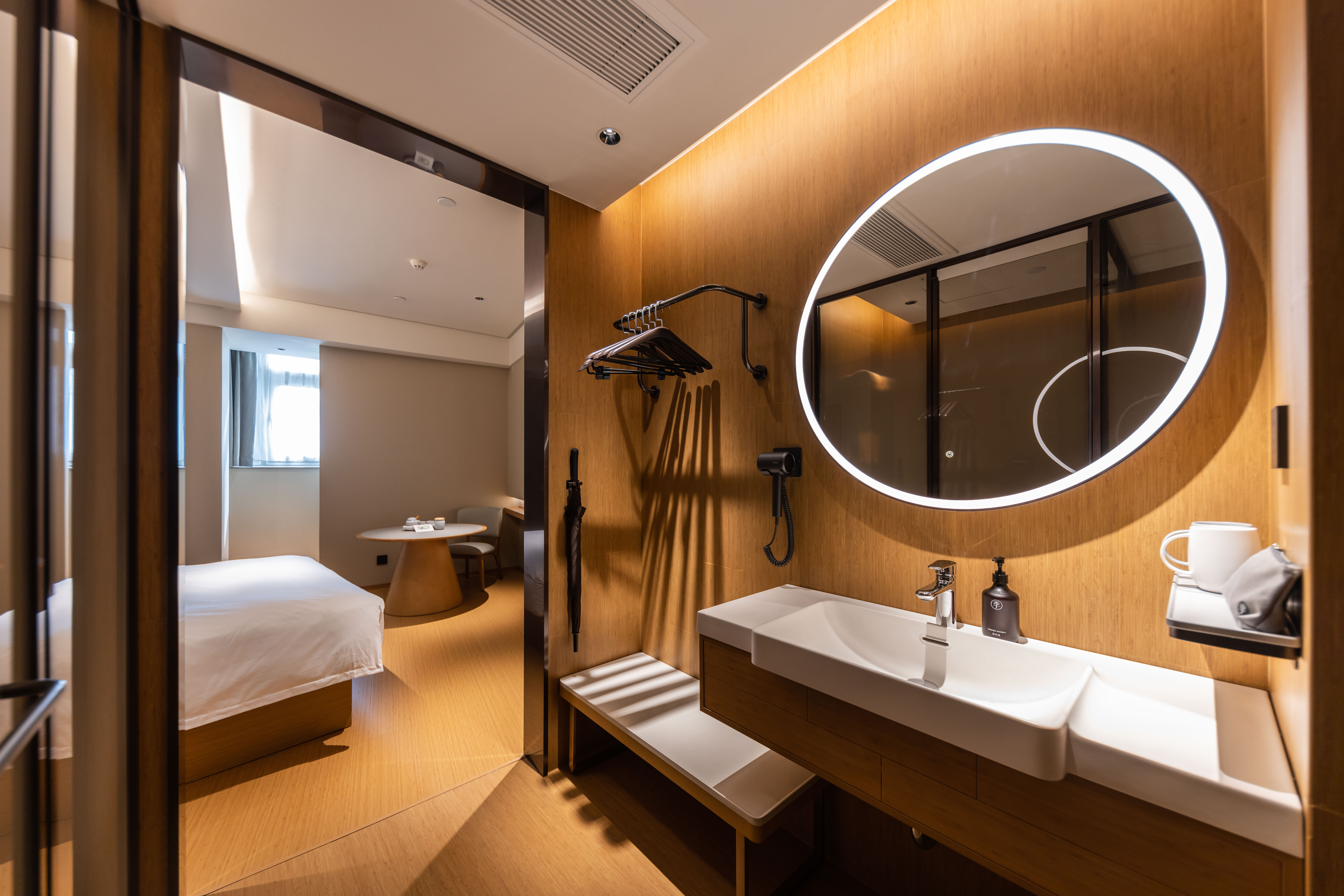 大床房【投屏电视+迷你冰箱+休闲茶具+品牌洗护】