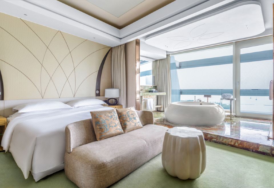 太湖日出·180°圆浴湖景大床房（观湖圆浴缸）