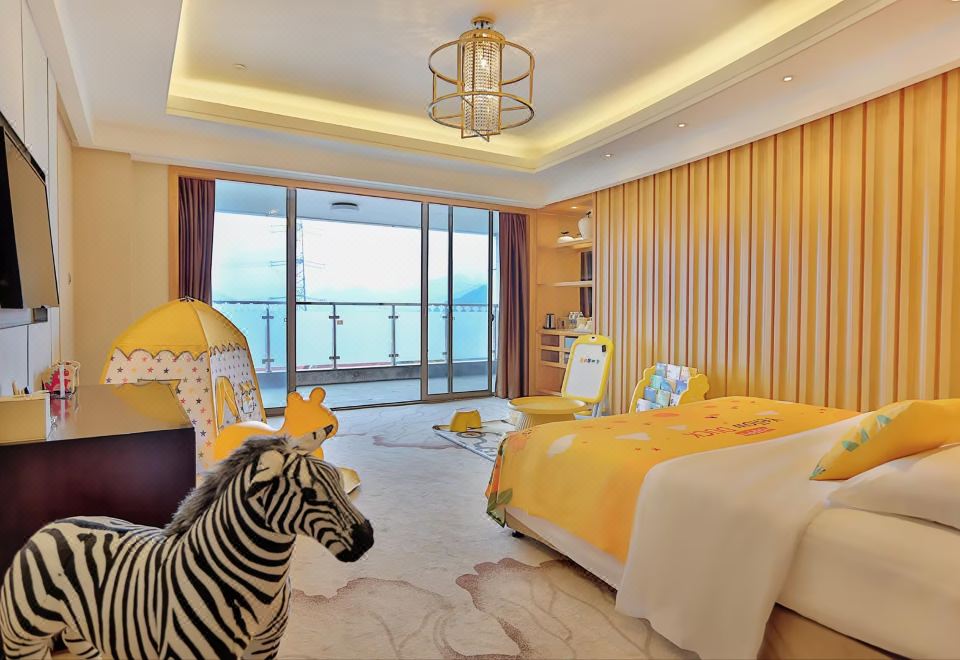 Kingworld Hotel Gui'anFamily Friendly Suite (Balcony, Soaking Tub)