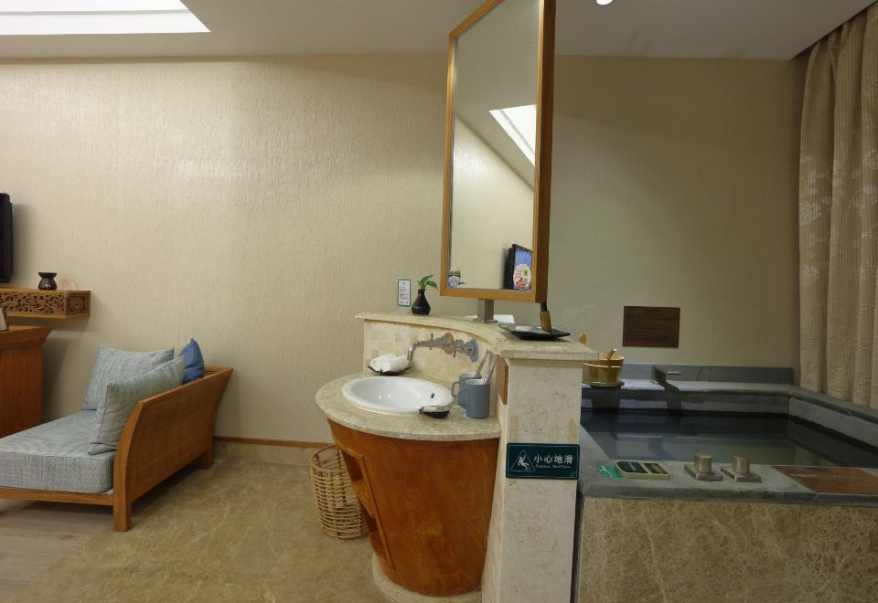 Longmen Dipai Hot Spring ResortLakeside Hot Spring Double Bed Room - Garden Scenic View - Private Tub - Certified Hot Spring Water