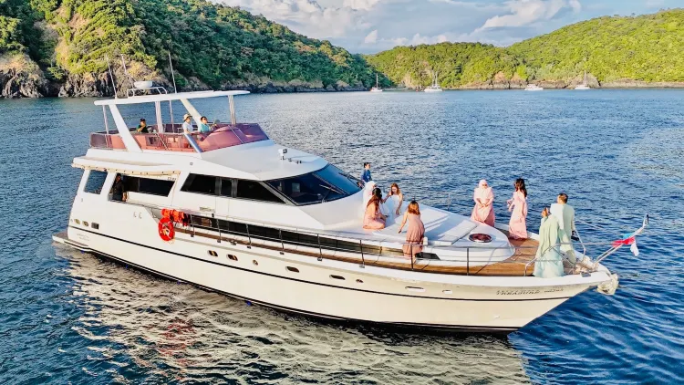 Deluxe Room + Moter Yacht Private Up To 25Pax