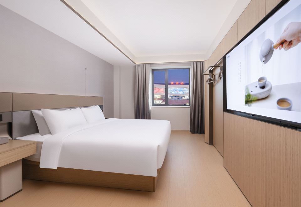 高級大床房：65寸投屏電視+智能客控+零壓床墊+小冰箱