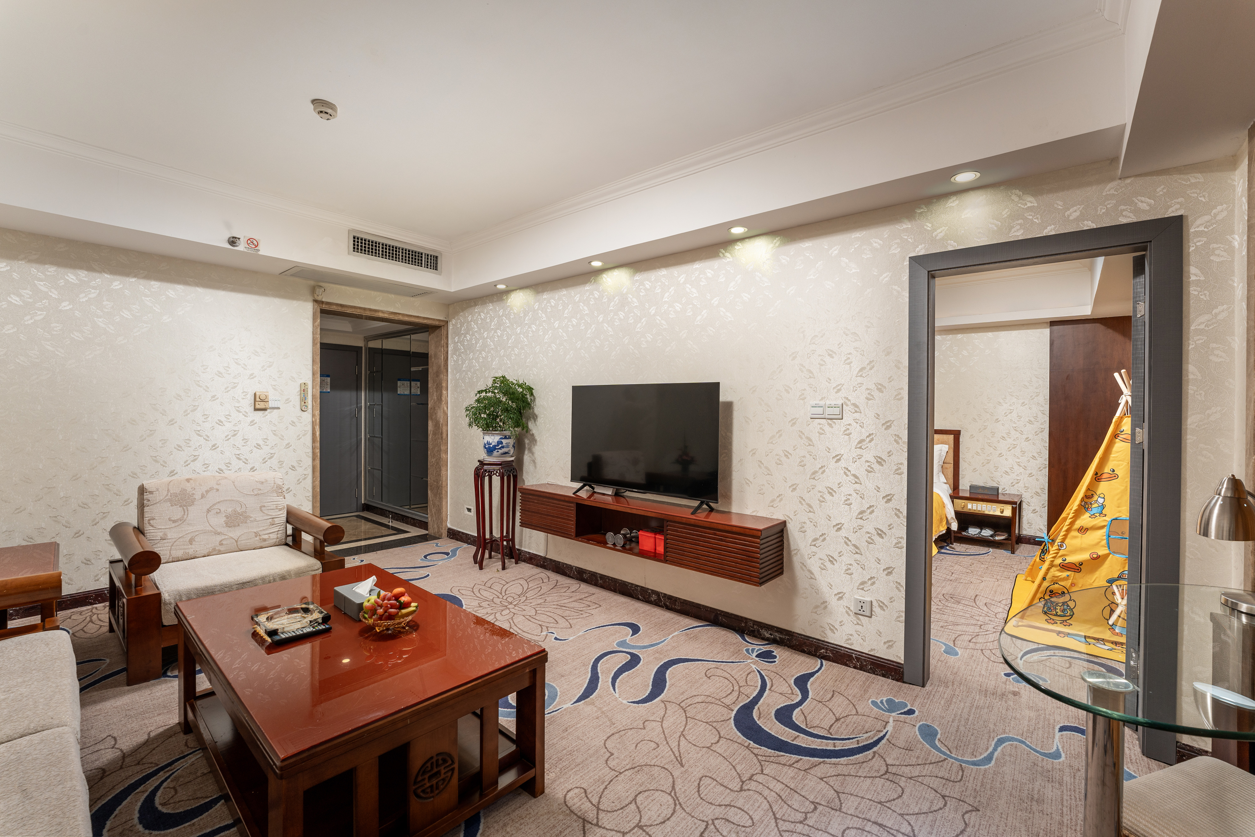 Huahai Hotel (Guangzhou Jiangnanxi changgang Metro Station)亲子套房【一室一厅|超大床+小童小床+小童用品】