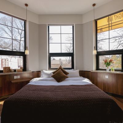 無別·桂香楓紅大床房（零圧床墊＋私定高端洗護套裝） 無它老洋房1929酒店（青島海底世界店）優惠