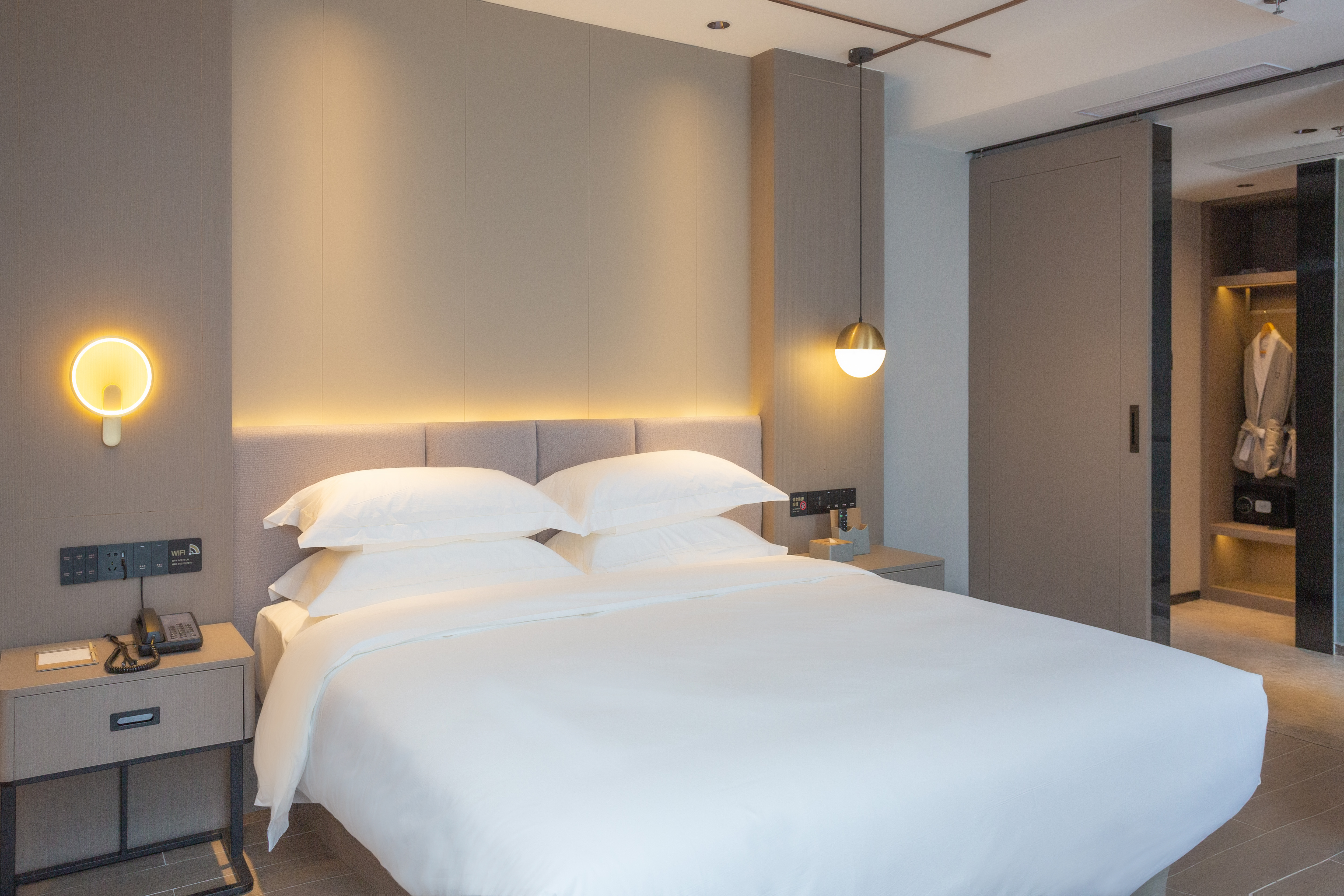 商務大床房（長沙發+辦公桌椅+保險柜）