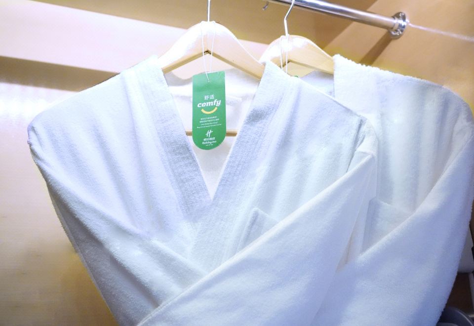 假日高级大床房