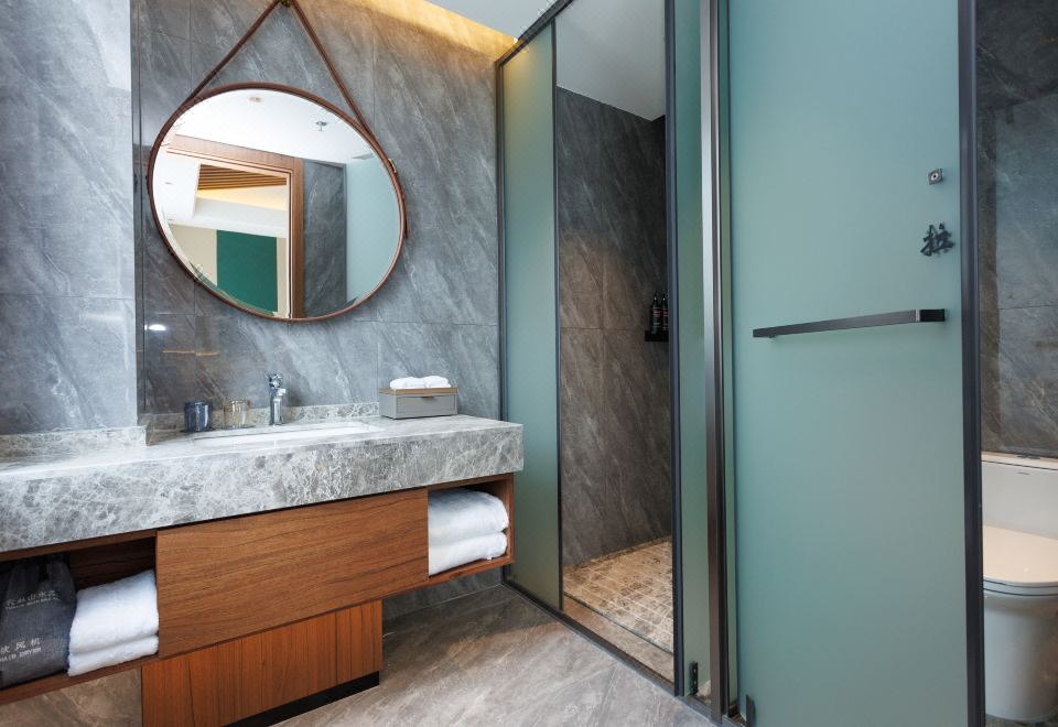 Mountain View King Bed Room